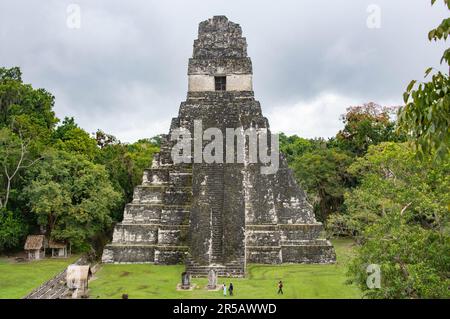 Tempel I erhebt sich über dem Großen Platz im Tikal Nationalpark, Petén, Guatemala Stockfoto