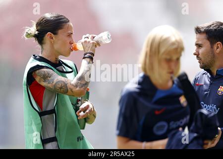EINDHOVEN - (lr) MAPI Leon vom FC Barcelona Women trainiert die FC Barcelona Women Jonatan Giraldez während der Trainingssitzung vor dem UEFA Champions League-Finale für Frauen gegen VFL Wolfsburg am 2. Juni 2023 im Phillips Stadion in Eindhoven, Niederlande. ANP MAURICE VAN STONE Stockfoto