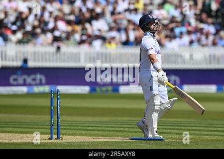 Ben Duckett aus England sieht deprimiert aus, als er während des LV= Insurance Test Match Day 2 England vs Ireland bei Lords, London, Großbritannien, 2. Juni 2023 von Graham Hume aus Irland gebowlt wird (Foto: Craig Thomas/News Images) Stockfoto