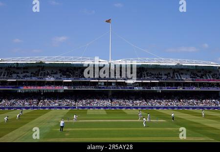 Allgemeine Ansicht: Ben Duckett aus England wird am zweiten Tag des ersten LV= Insurance Test Match bei Lord's, London, von Graham Hume aus Irland für 182 $ gebowlt. Foto: Freitag, 2. Juni 2023. Stockfoto