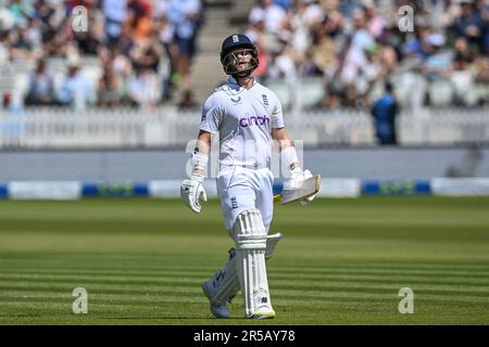 London, Vereinigtes Königreich. 2. Juni 2023. Ben Duckett aus England sieht deprimiert aus, als er das Spielfeld verlässt, nachdem er während des LV= Insurance Test Match Day 2 England vs Ireland am Lords, London, Vereinigtes Königreich, 2. Juni 2023 (Foto von Craig Thomas/News Images) in London von Graham Hume aus Irland gebowlt wurde. Vereinigtes Königreich am 6/2/2023. (Foto: Craig Thomas/News Images/Sipa USA) Guthaben: SIPA USA/Alamy Live News Stockfoto