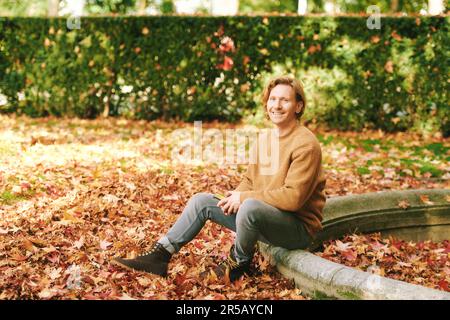 Außenporträt eines gutaussehenden, reifen Mannes im Herbstpark Stockfoto
