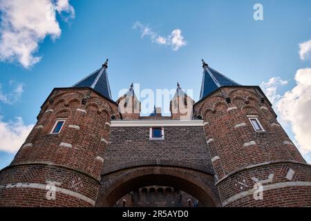 Haarlem Attraktion, Amsterdamse Poort Stadttor, Niederlande. Ansicht aus niedrigem Winkel. Stockfoto