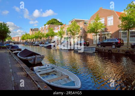 HAARLEM, NIEDERLANDE - 24. MAI 2022: Vergnügungsboote entlang des Kampersingel-Kanals an einem sonnigen Abend. Stockfoto