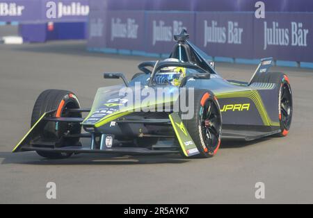 JAKARTA, 2. Juni 2023 (Xinhua) -- Nico Muller von ABT Cupra Formula E Team aus der Schweiz nimmt an der ABB Formula-E Championship JAKARTA E-Prix Free Practice in Jakarta, Indonesien, am 2. Juni 2023 Teil. (Xinhua/Zulkarnain) Stockfoto