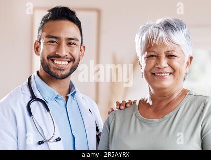 Porträt, glückliche Ärztin und Seniorin für Gesundheit, Seniorenheilkunde und Krankenhausservice. Lächeln, Gesicht und birassische alte Patienten mit Stockfoto