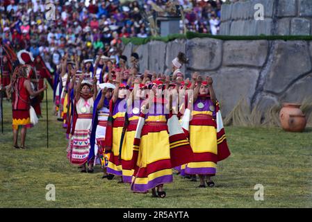 CUSCO, PERU - 15. Juni 2017. Leistung während der Feierlichkeiten zum Inti Raymi Fest in der Sachasayhuaman Ruinen. Stockfoto