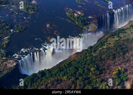 Blick aus der Vogelperspektive auf die Victoria Falls. Grenze Simbabwe/Sambia Stockfoto