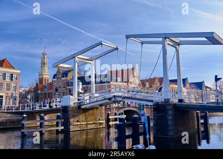 Haarlem, Niederlande - 11. April 2022: Gravestenen-Zugbrücke über Spaarne mit Giebelkanalhäusern. Stockfoto