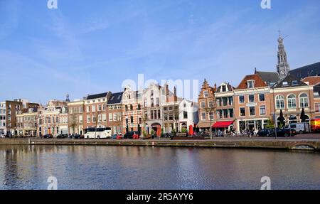 Haarlem, Niederlande - April 12. 2022 Uhr: Panoramablick auf traditionelle holländische Häuser entlang des Flusses Sparne im Frühling. Stockfoto