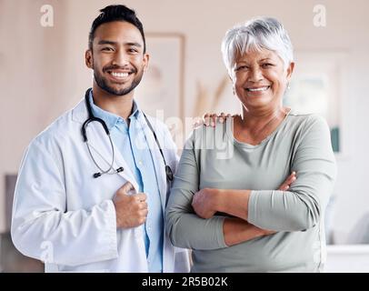 Happy Portrait, Arzt und Seniorpatient für Gesundheit, Seniorenheilkunde und Krankenhausservice. Lächeln, Gesicht und alte, birassische Frau mit Stockfoto