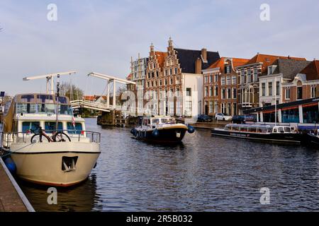 Haarlem, Niederlande - 11. April 2022: Gravestenen-Zugbrücke über Spaarne mit Giebelkanalhäusern. Stockfoto