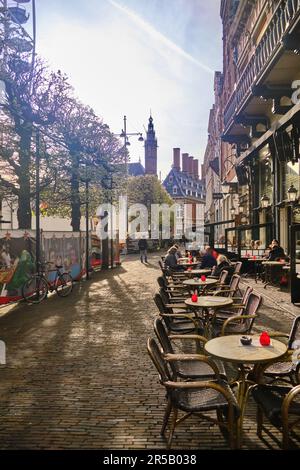 Haarlem, Niederlande - 11. April 2022: Leere Tische auf einer Cafeterrasse auf dem Grote Markt im Zentrum von Haarlem Stockfoto