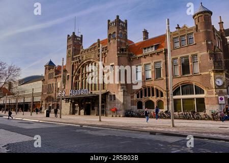 Haarlem, Niederlande - 11. April 2022: Haupteingang zum Bahnhof im Jugendstil bei Abendsonne. Stockfoto