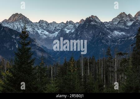 Ein atemberaubender Berg hoch oben am Himmel, seine majestätische Silhouette bildet eine wunderschöne Kulisse Stockfoto