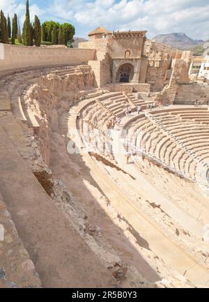 Cartagena, Spanien - 14. September 2018: Alte Kathedrale, die über dem oberen Teil des Theaters erbaut wurde. Römisches Theater der Stadt Cartagena in Spanien Stockfoto