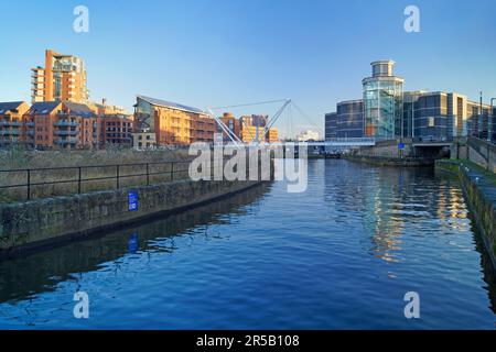 Großbritannien, West Yorkshire, Leeds, Royal Armouries Museum, Leeds Dock, Aire- und Calder-Navigation mit Knights Way Bridge. Stockfoto