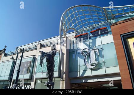 UK, West Yorkshire, Leeds, Briggate Minerva Sculpture am Eingang zum Trinity Leeds Shopping and Leisure Centre. Stockfoto