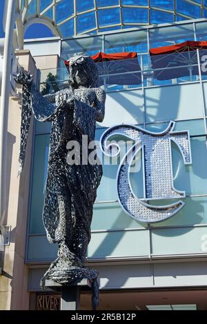 UK, West Yorkshire, Leeds, Briggate Minerva Sculpture am Eingang zum Trinity Leeds Shopping and Leisure Centre. Stockfoto