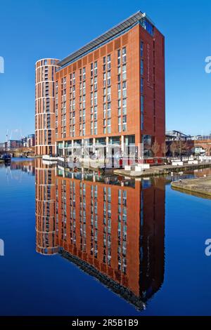 Großbritannien, West Yorkshire, Leeds, Candle House und Leeds Hilton neben dem Leeds und Liverpool Canal Stockfoto