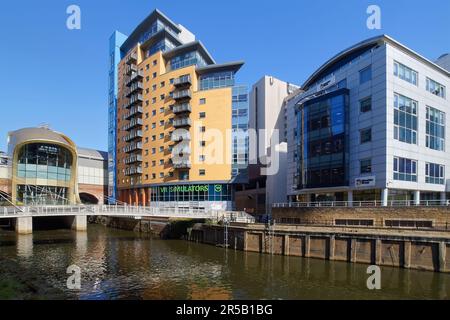 UK, West Yorkshire, Leeds, River Aire am Südeingang des Bahnhofs von Leeds City. Stockfoto