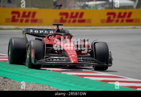 Barcelona, Spanien. 02. Juni 2023. Motorsport: Formel-1-Weltmeisterschaft, spanischer Grand Prix, 1. Freispiele. Charles Leclerc aus Monaco vom Ferrari-Team ist auf dem richtigen Weg. Kredit: Hasan Bratic/dpa/Alamy Live News Stockfoto