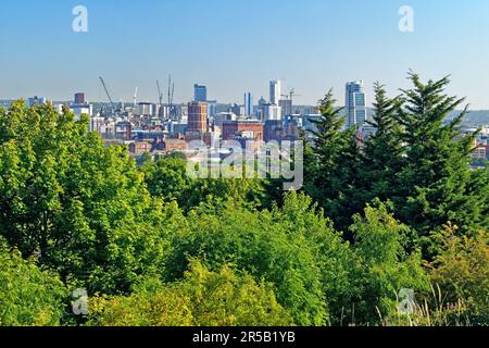 Großbritannien, West Yorkshire, Leeds Skyline vom Holbeck Cemetery. Stockfoto