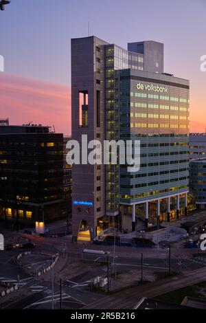 Utrecht, Niederlande - März 17 2022: De Volksbank und suurounding Building im Stadtzentrum an der Kreuzung von Croeselaan und Graadt van Stockfoto