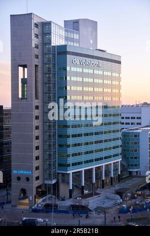 Utrecht, Niederlande - März 17 2022: De Volksbank und suurounding Building im Stadtzentrum an der Kreuzung von Croeselaan und Graadt van Stockfoto