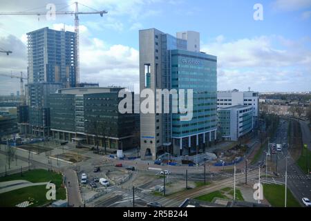 Utrecht, Niederlande - März 17 2022: De Volksbank und suurounding Building im Stadtzentrum an der Kreuzung von Croeselaan und Graadt van Stockfoto