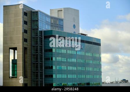 Utrecht, Niederlande - März 17 2022: Oberste Etagen des Volksbank-Gebäudes mit blauem Himmel und Lichtwolke. Stockfoto