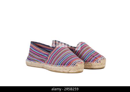 Ein Paar lila gestreifte Espadrilles auf weißem Hintergrund mit Kopierbereich Stockfoto