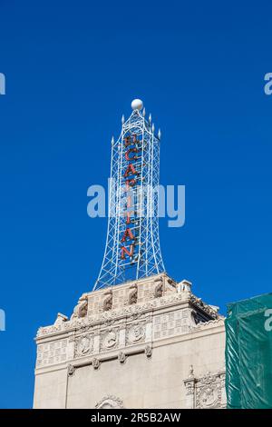 Los Angeles, USA - 26. Juni 2012: Turm des historischen El Capitan Theater und Kinos in Hollywood. Stockfoto