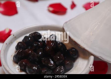 Köstliches traditionelles marokkanisches Gericht aus schwarzen Oliven Stockfoto