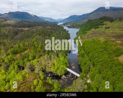 Luftaufnahme entlang Glen Affric zum Loch Garbh uisge und Loch Affric Scottish Highlands, Schottland, Großbritannien Stockfoto