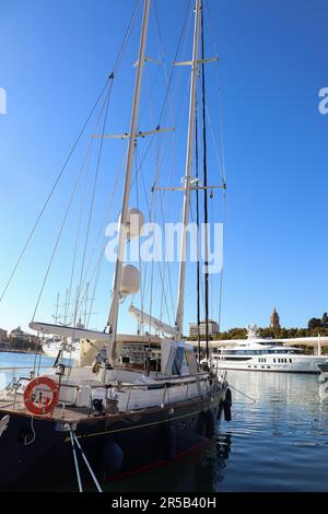 Eine Luxusyacht am Hafen von Malaga Stockfoto