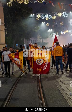 Galatasaray-Flaggenverkäufer auf der Straße, Feier der Galatasaray-Meisterschaft in Istanbul, Fans feiern den Gewinner des türkischen Super Lig Stockfoto