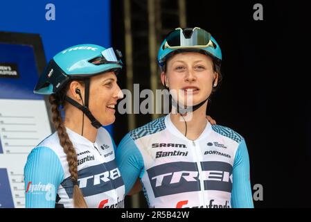 Lucinda Brand & Elynor Backstedt von Trek Segafredo Teamfahrer im Classique UCI Women's WorldTour Road Race 3 von 2023 Ford RideLondon Stockfoto