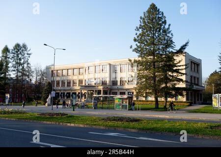 HAVIROV, TSCHECHISCHE REPUBLIK - 20. APRIL 2023: Kulturni dum Petra Bezruce Kulturhaus in Havirov, Tschechische Republik bei Sonnenuntergang Stockfoto