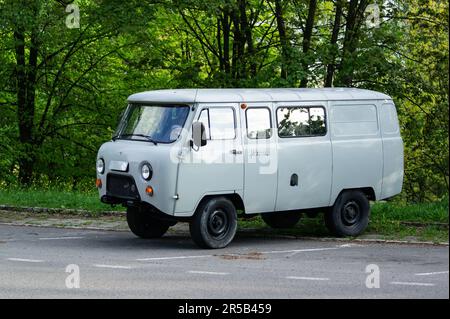 HAVIROV, TSCHECHISCHE REPUBLIK - 11. MAI 2023: Legendäres russisches Fahrzeug der UAZ Van 2206 Buchanka Stockfoto