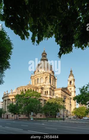 Das St. Die Stephansbasilika in Budapest ist ein herrliches Wahrzeichen, bekannt für ihre großartige Architektur und reiche historische Bedeutung. Einer der besten A. Stockfoto