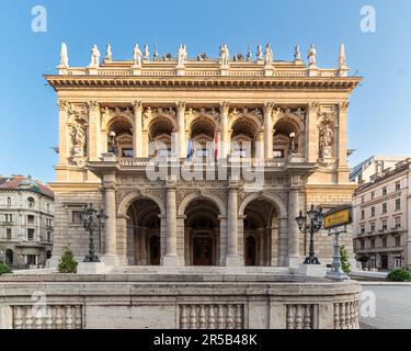 Budapest Opera House: Majestätischer Veranstaltungsort, erstklassige Darbietungen. Wahrzeichen von Budapests kulturellem Erbe Stockfoto