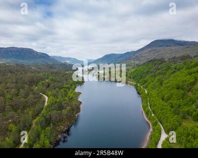 Luftaufnahme entlang Glen Affric zum Loch Garbh uisge und Loch Affric Scottish Highlands, Schottland, Großbritannien Stockfoto