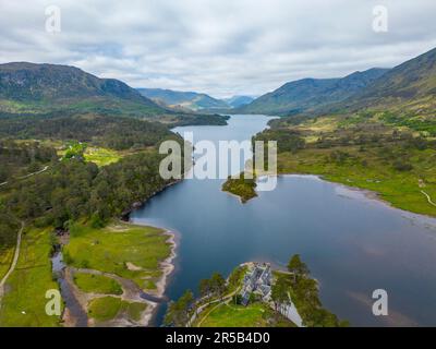 Luftaufnahme entlang Glen Affric in Richtung Affric Lodge und Loch Affric Scottish Highlands, Schottland, Großbritannien Stockfoto