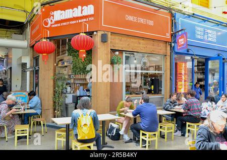 Mamalan; brixton SW9 Markt mit Verkaufsständen, Läden, Restaurants, Bars etc. In der Arkade und an der Straße in lambeth london, england, Großbritannien; brixton Village Market Row und brixton Village Stockfoto