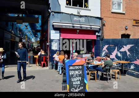 jalisco; brixton SW9 Markt mit Verkaufsständen, Läden, Restaurants, Bars etc. In der Arkade und an der Straße in lambeth london, england, grossbritannien; brixton Village Market Row und brixton Village Stockfoto