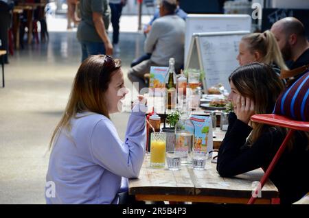 brixton SW9 Markt mit Verkaufsständen, Läden, Restaurants, Bars usw. in der Arkade und an der Straße in lambeth london, england, Großbritannien, brixton Village Market Row und brixton Village Stockfoto