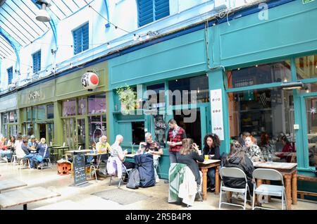 Sarava Cafe; brixton SW9 Markt mit Verkaufsständen, Läden, Restaurants, Bars etc. In der Arkade und an der Straße in lambeth london, england, Großbritannien; brixton Village Market Row und brixton Village Stockfoto