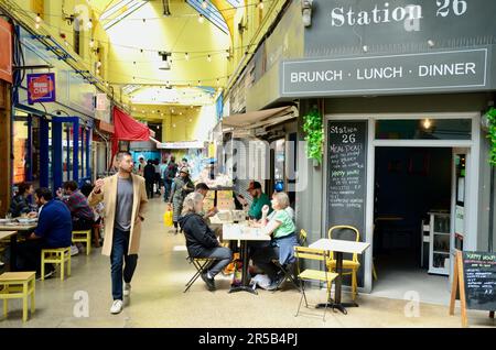 brixton SW9 Markt mit Verkaufsständen, Läden, Restaurants, Bars usw. in der Arkade und an der Straße in lambeth london, england, Großbritannien, brixton Village Market Row und brixton Village Stockfoto