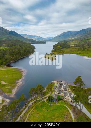 Luftaufnahme entlang Glen Affric in Richtung Glen Affric Lodge auf Glen Affric Estate und Loch Affric Scottish Highlands, Schottland, Großbritannien Stockfoto